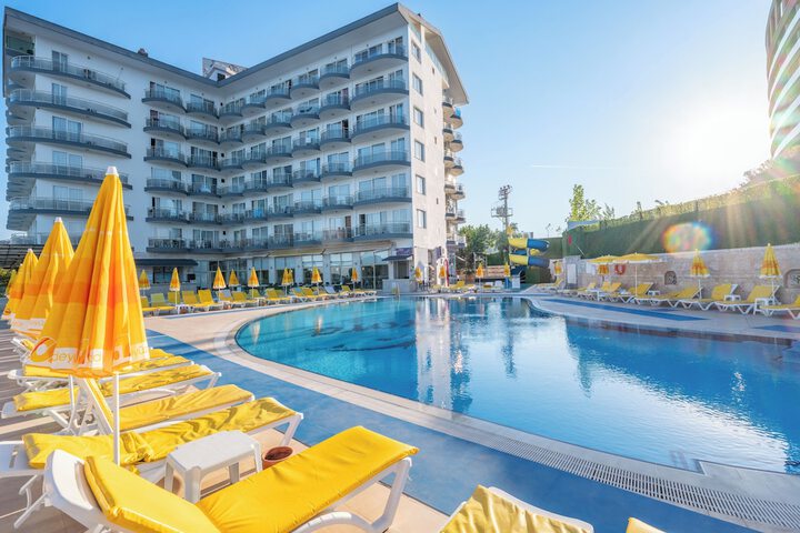 Hotel Pool