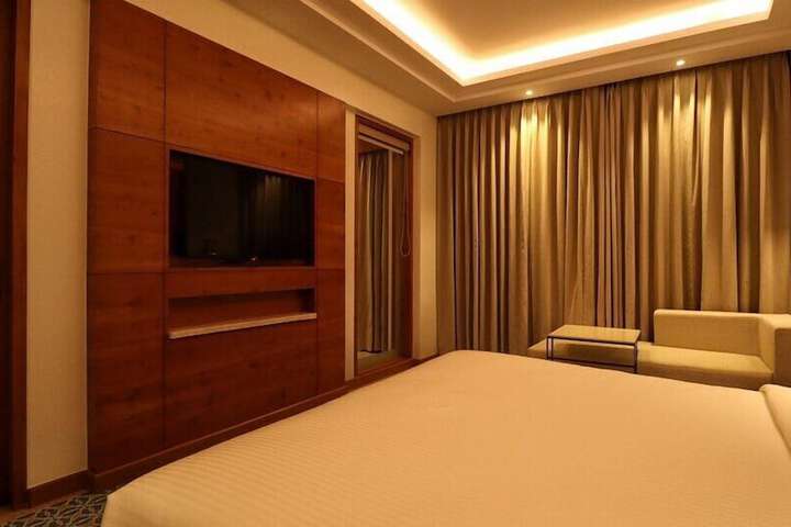 Room 6 of 24