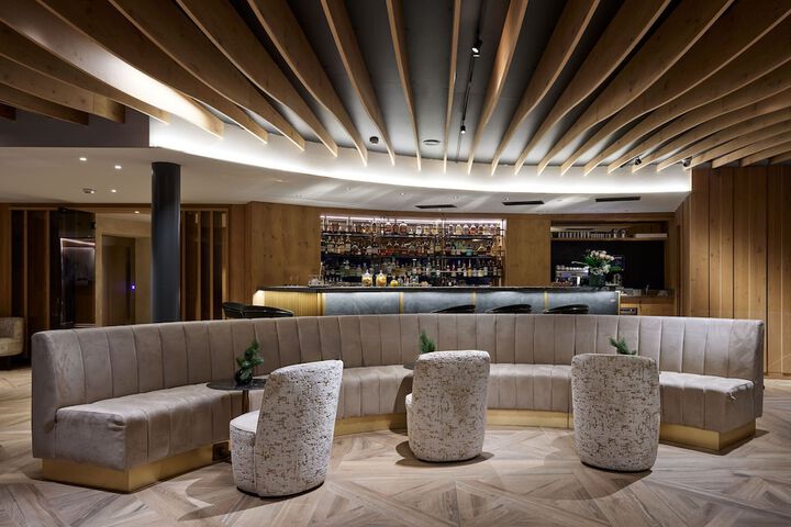 Lounge 38 of 47