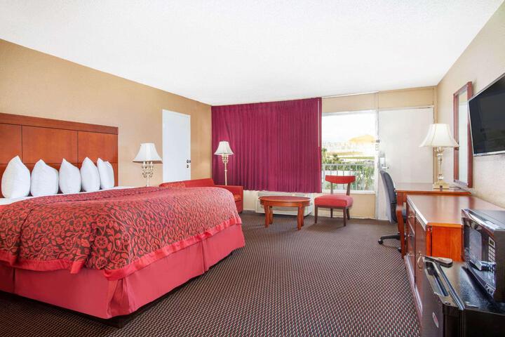 1 King Bed (11 of 17)