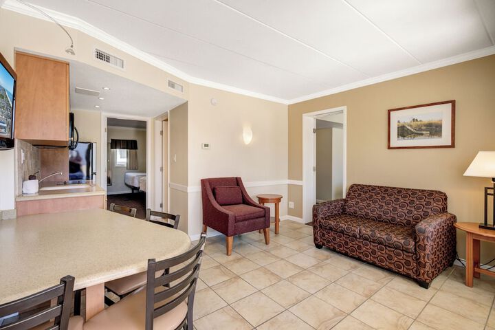 Traditional Suite 1 King Bed with Sofa Bed (19 of 23)
