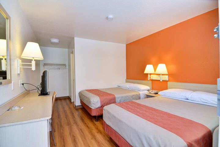 1 Queen Bed (10 of 23)