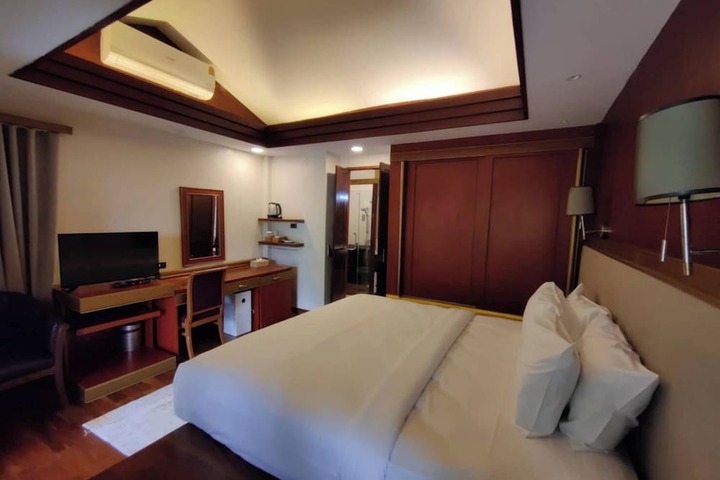 Room 4 of 32