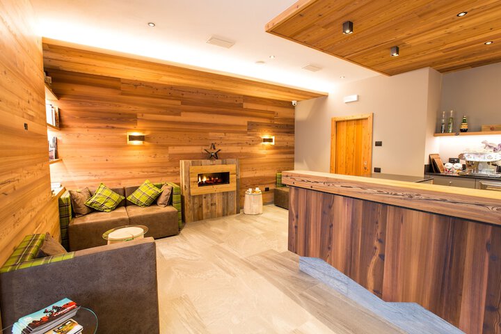 Lounge 9 of 14