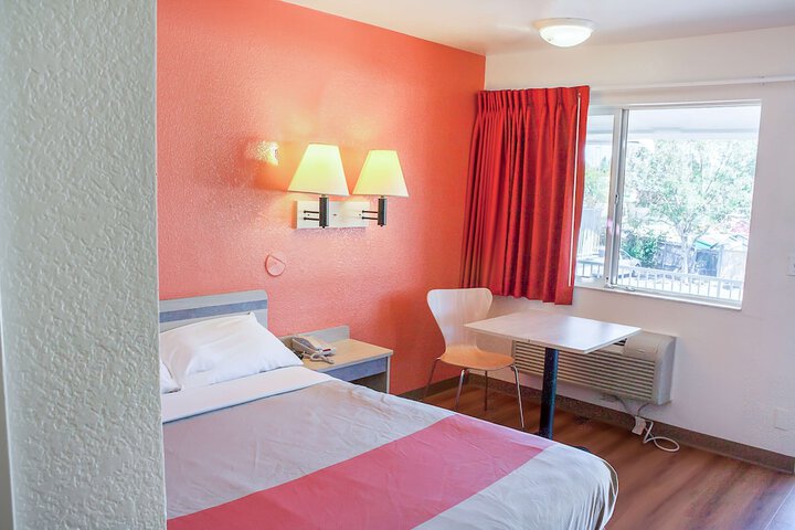 1 Queen Bed (3 of 6)
