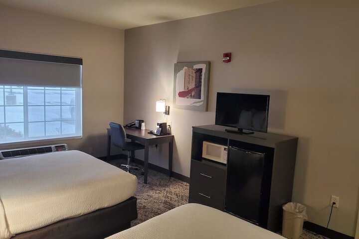 2 Queen Beds Microwave and Refrigerator Work Desk WiFi Full Breakfast (12 of 25)
