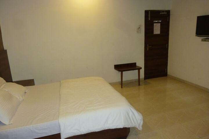 Room 8 of 48