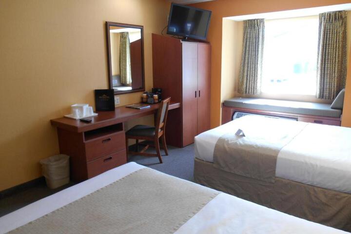 1 Queen Bed (2 of 14)