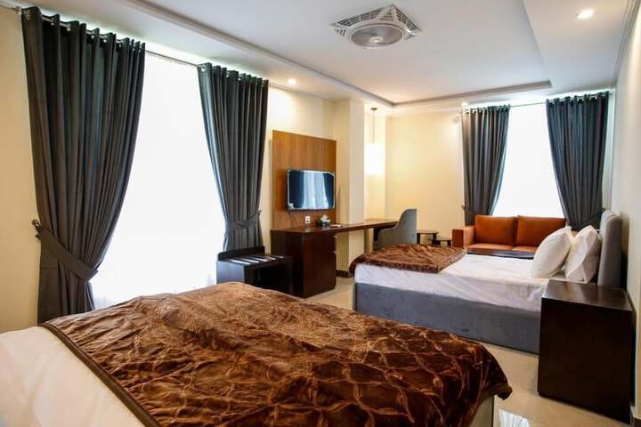 Room 6 of 13