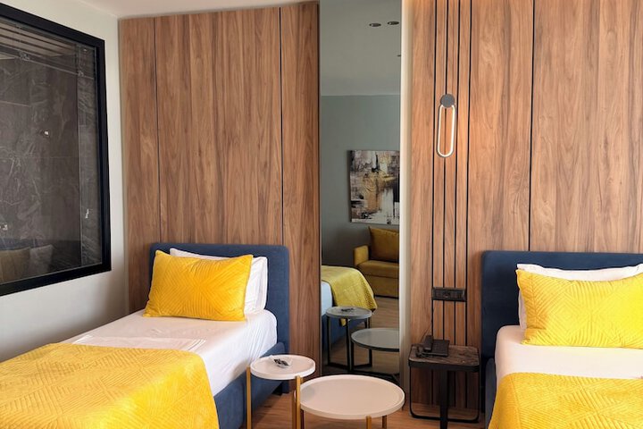 Room 32 of 80