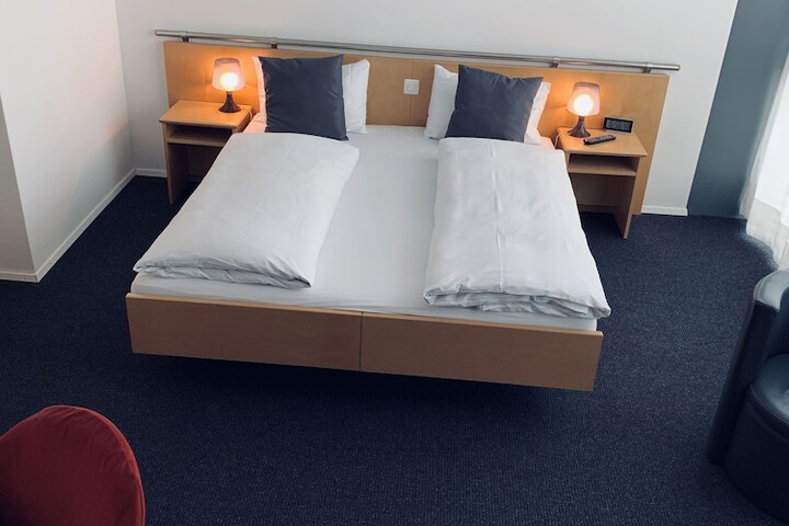 Room 16 of 39
