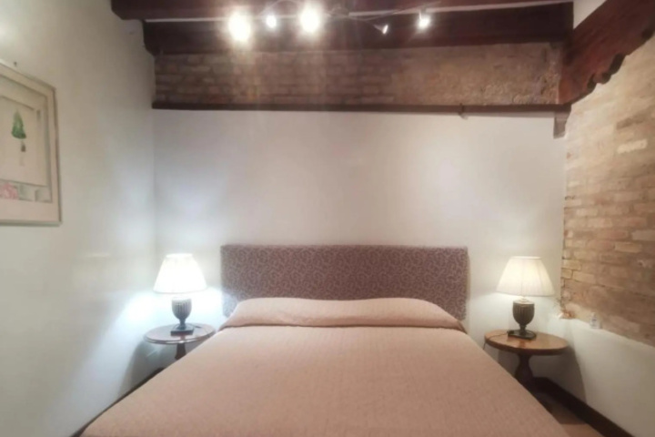 Room 4 of 10