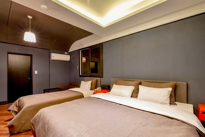 Room 7 of 84