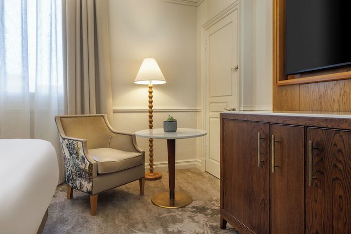 Room 32 of 182