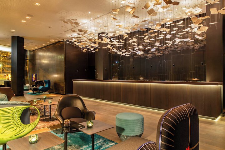 Lounge 20 of 24