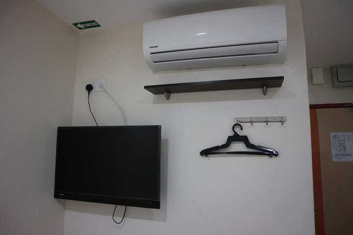 Room 9 of 16