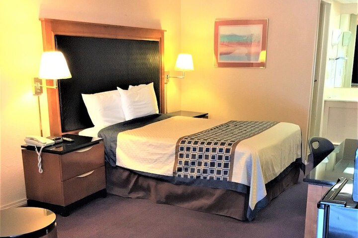 1 Queen Bed (3 of 13)