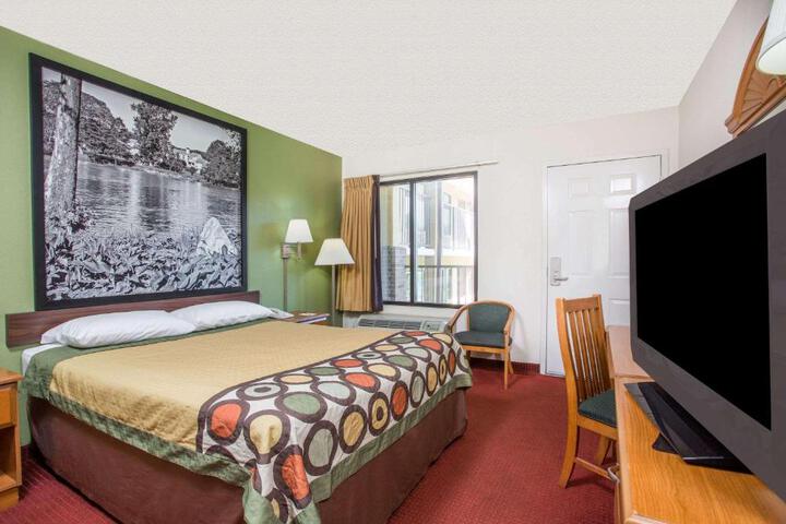 1 Queen Bed (7 of 9)