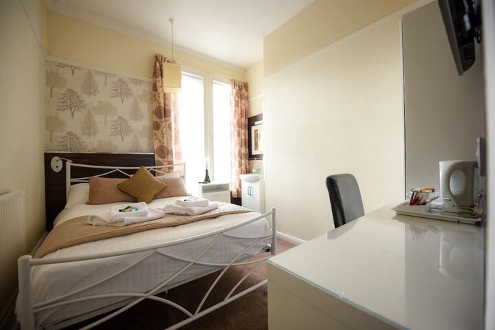 Room 4 of 28