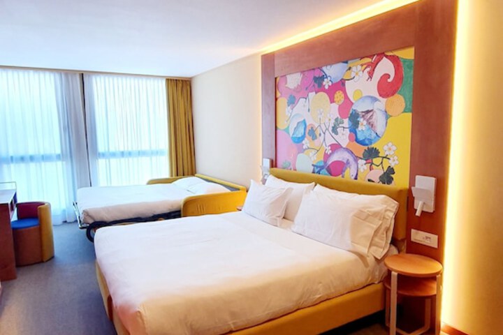 Room 33 of 153