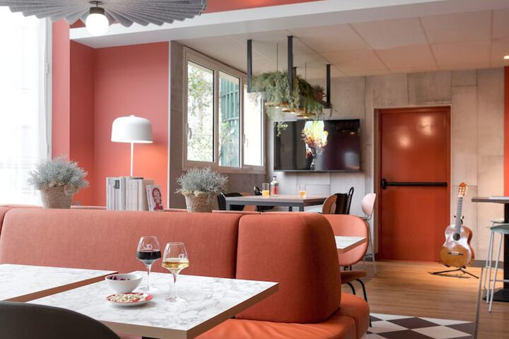 Lounge 58 of 74