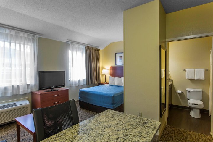 1 Queen Bed Suite (19 of 28)