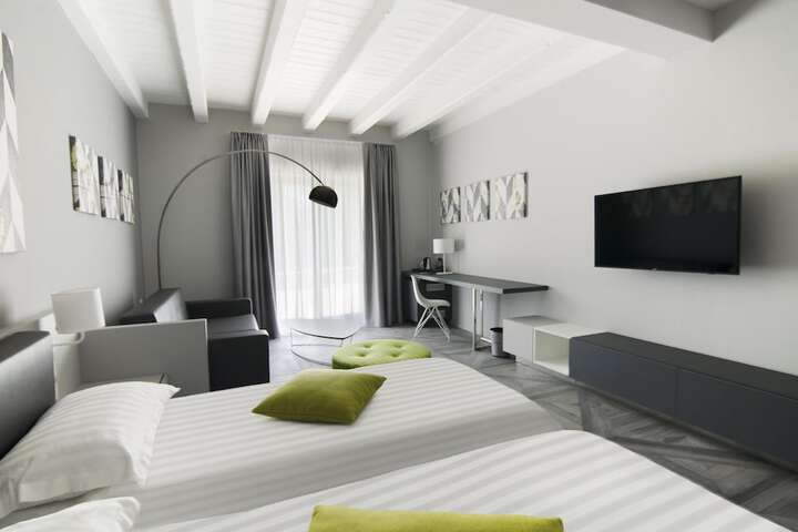 Room 10 of 37