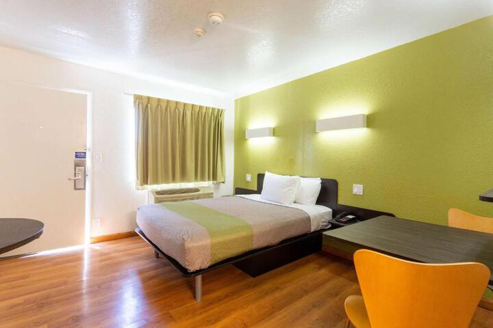 1 Queen Bed (4 of 10)
