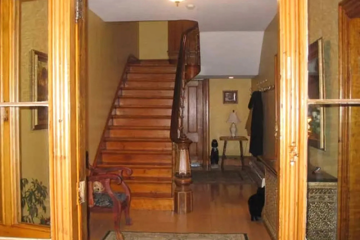 Room 10 of 13