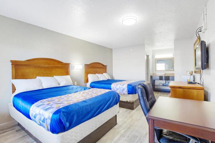 1 Queen Bed (5 of 11)