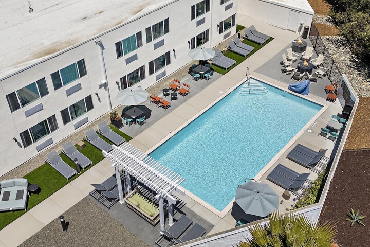 Hotel Pool