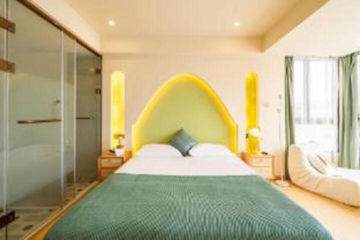 Room 7 of 8
