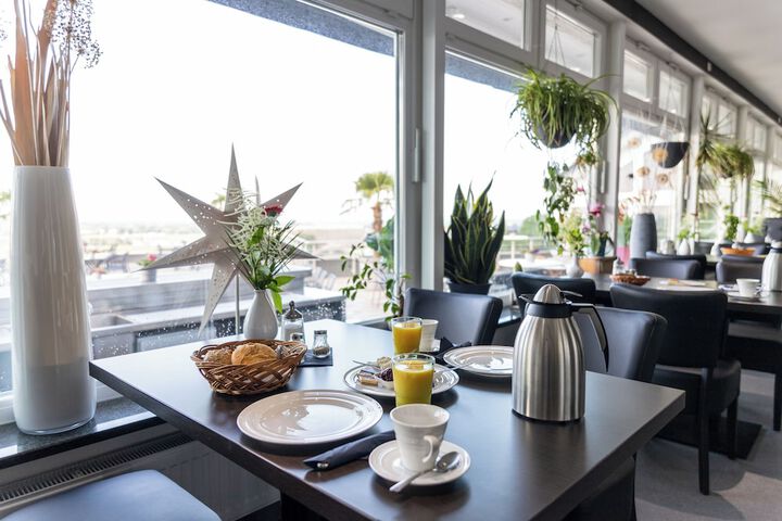Breakfast/Coffee Service 30 of 67