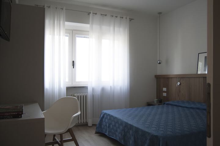 Room 11 of 102
