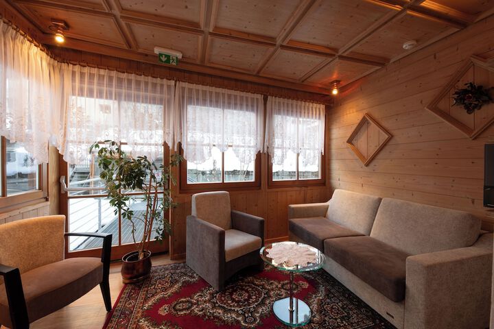 Lounge 37 of 38