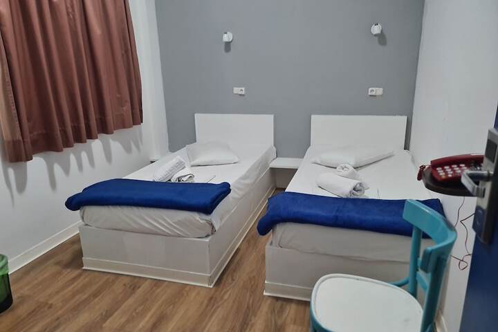 Room 52 of 103