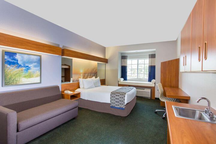 1 Queen Bed (12 of 12)