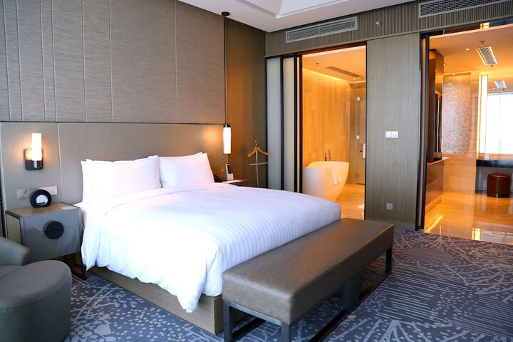 Room 21 of 100