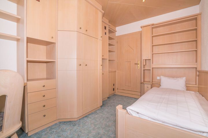 Room 27 of 137