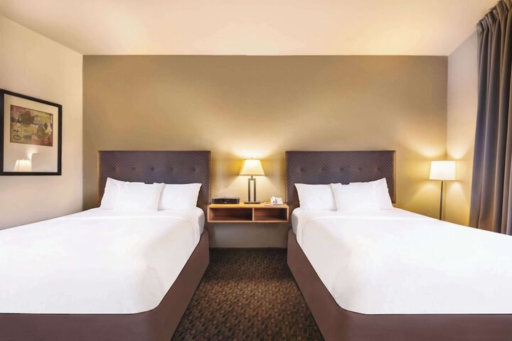 2 Queen Beds (4 of 8)
