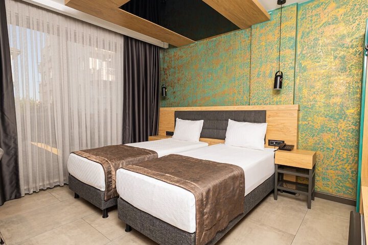 Room 13 of 93