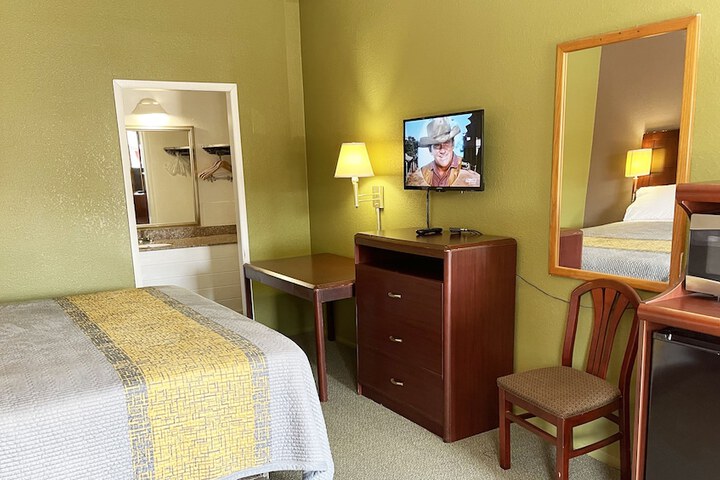 1 King Bed (3 of 6)