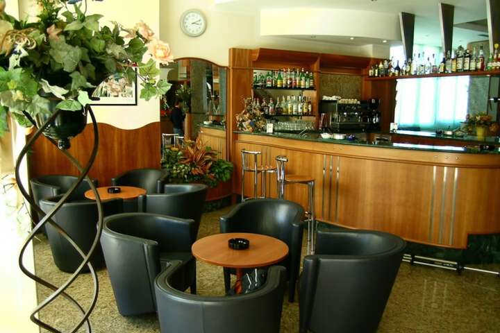 Lounge 73 of 86