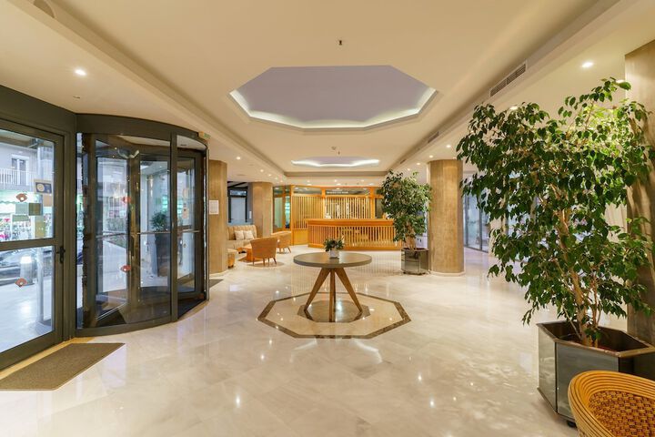 Entrance & Lobby