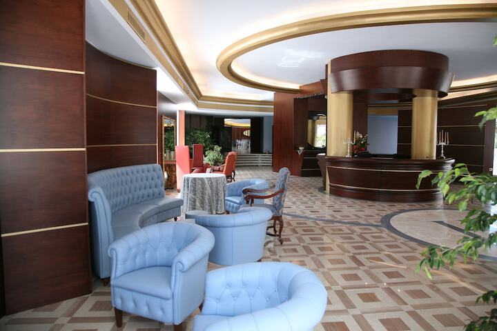 Entrance & Lobby