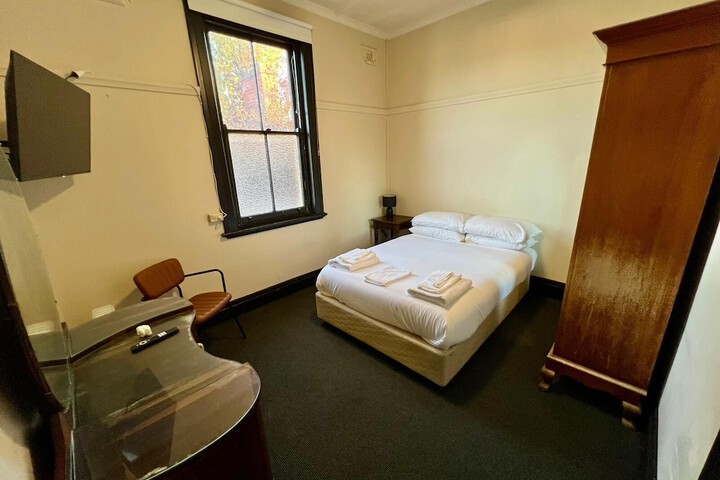Room 7 of 18