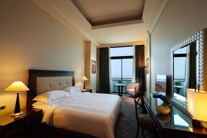 Room 6 of 90