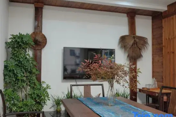 Jinyun welcomes guests to the homestay
