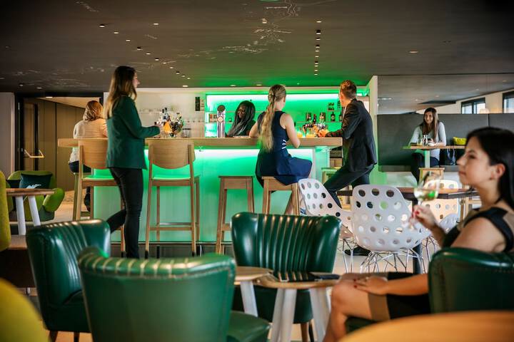 Lounge 62 of 93