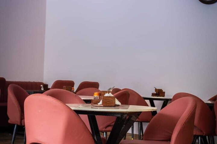 Dining 10 of 18